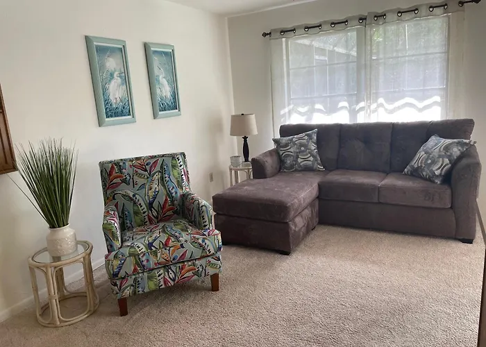 Great Family Home With A New Sparkling Pool,Lovely Lake View, Close To Beach